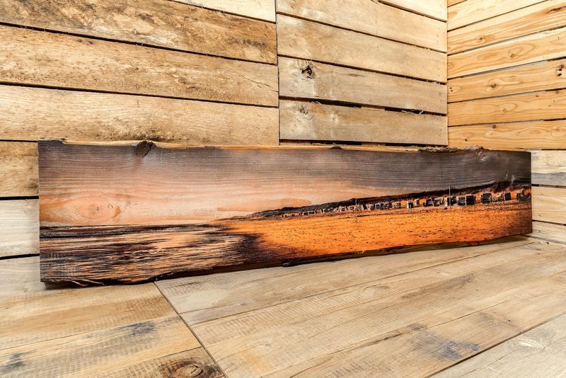 Holzdruck: Baumscheibe mit Rinde von Hand geweißt Holzdruck Strand