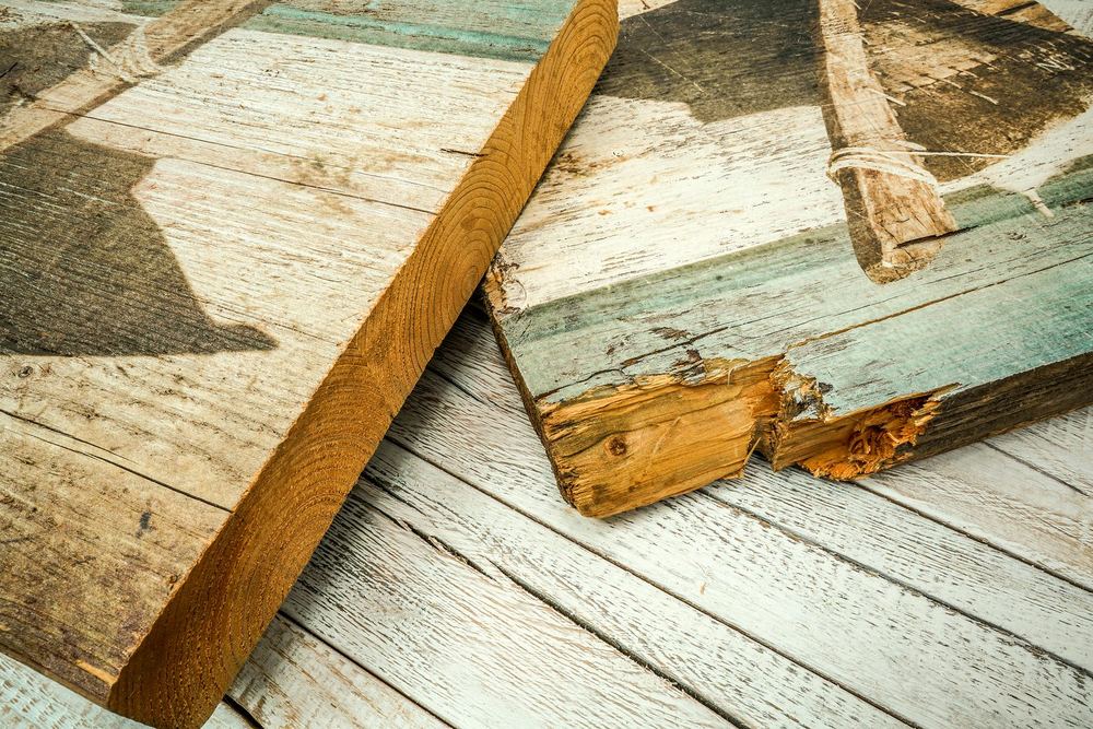 Druck auf rustikalem Holzbrett in Treibholz-Optik – alte Gerüstbohle