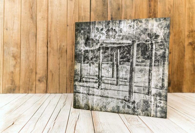 Druck auf rustikalem Holz im Shabby Look Kiefer Vollholz strukturiert vorgeweißt geflammt