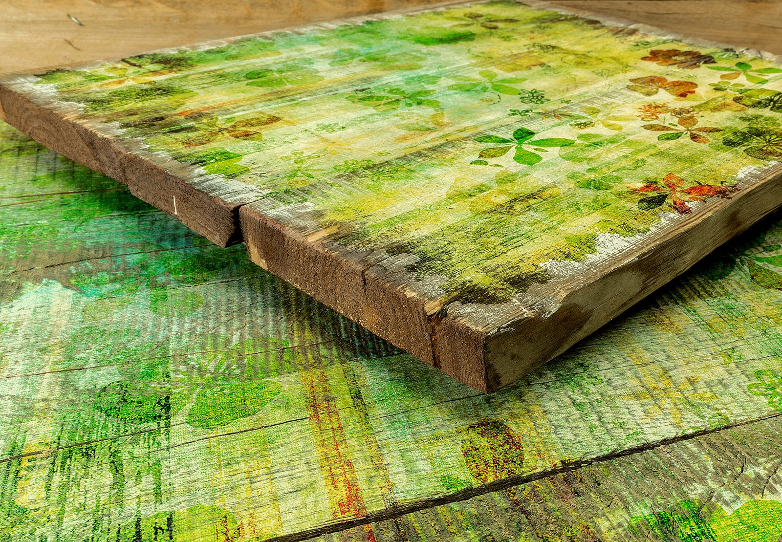 Druck auf Vintage-Holz mit all seinen Ecken und Kanten