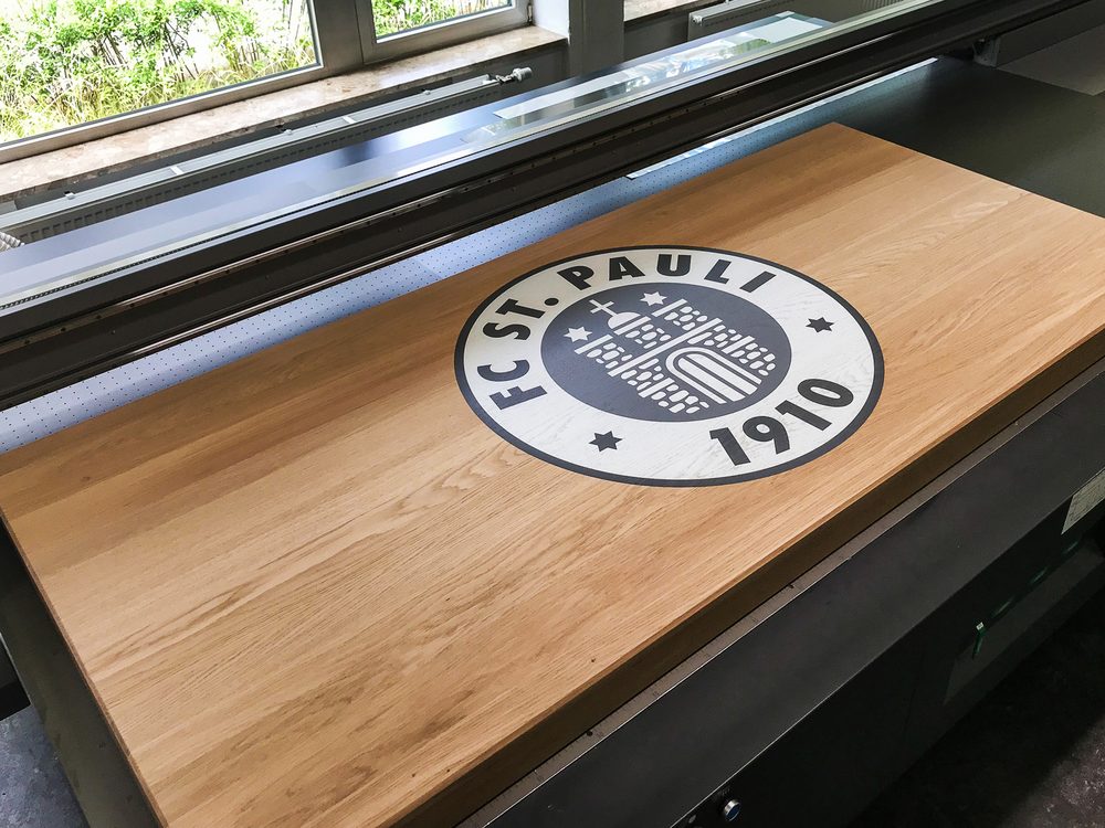 Bedruckte Tischplatte aus Eichenholz mit Weißdruck